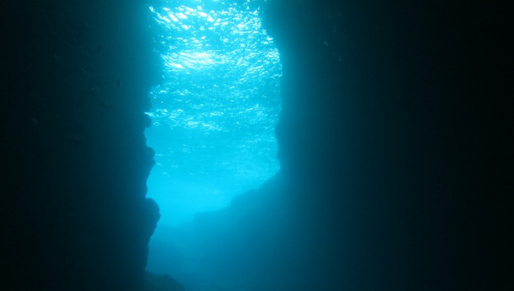 真栄田岬の青の洞窟。雨でも曇りでも青の洞窟はやっぱり青い！