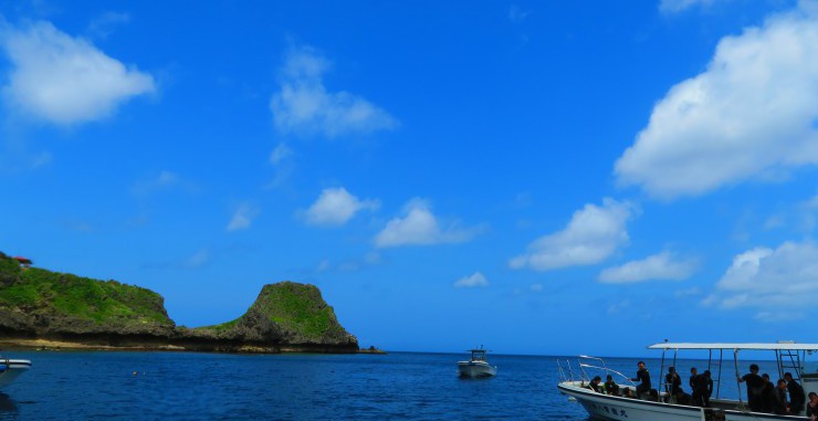 青く晴れた真栄田岬（青の洞窟へはこのポイントから行きますよ）