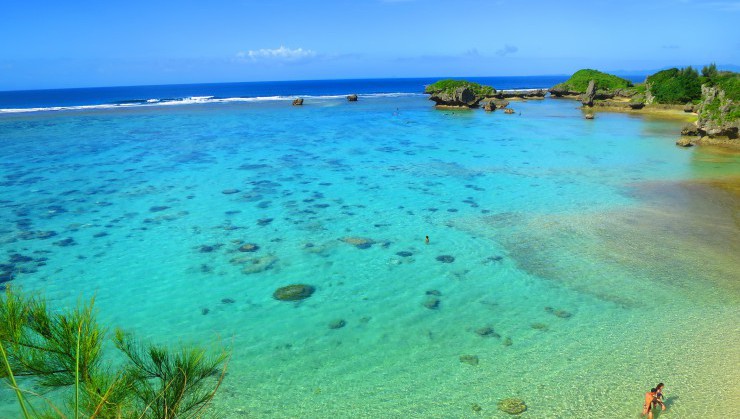 珊瑚礁の広がる真栄田岬裏手のビーチ