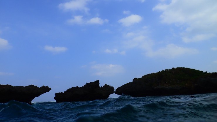 （青空の下波立つ海）