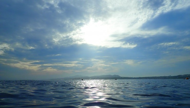 （輝く早朝の水面）